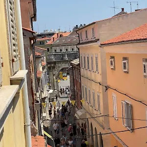 Dejan Apartment-top Centar-old Town-low Budget Pola
